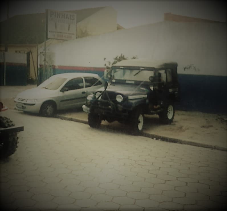 Jeep Willys estacionado em frente à Pinhais Carburadores