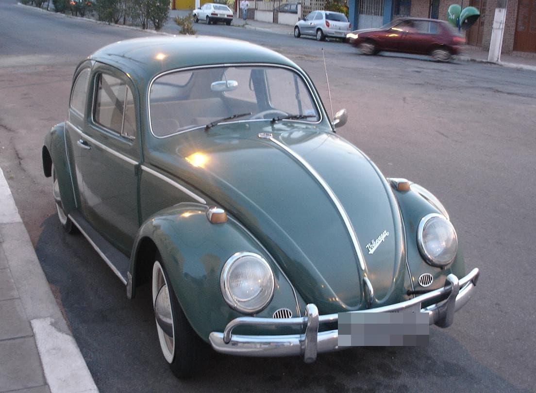 Fusca verde com rodas de banda branca