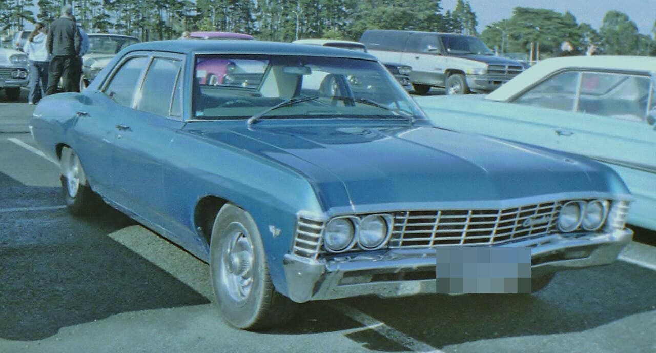 Chevrolet Impala 1967 azul com grade cromada