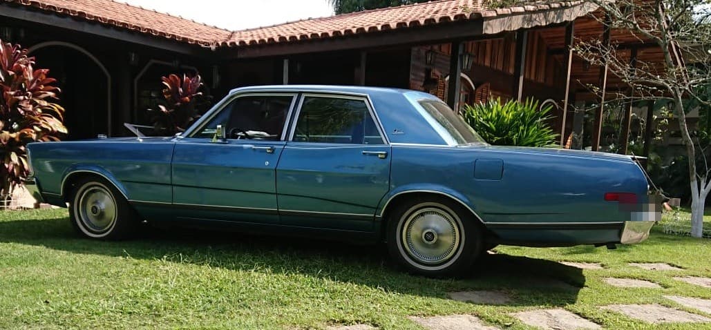 Ford Landau azul de perfil