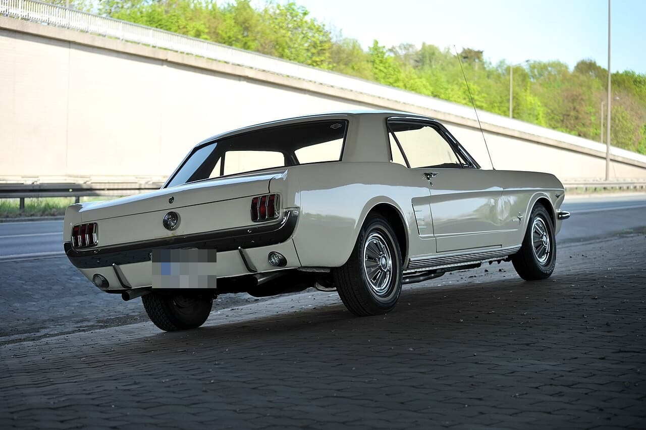 Ford Mustang 1966 branco em três quartos traseiro
