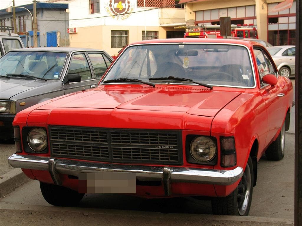 Chevrolet Opala coupé vermelho 1977 visto de frente