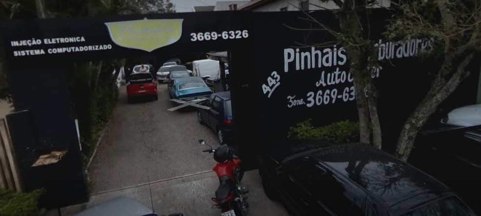 Fachada preta da Pinhais Carburadores na Rua Libéria
